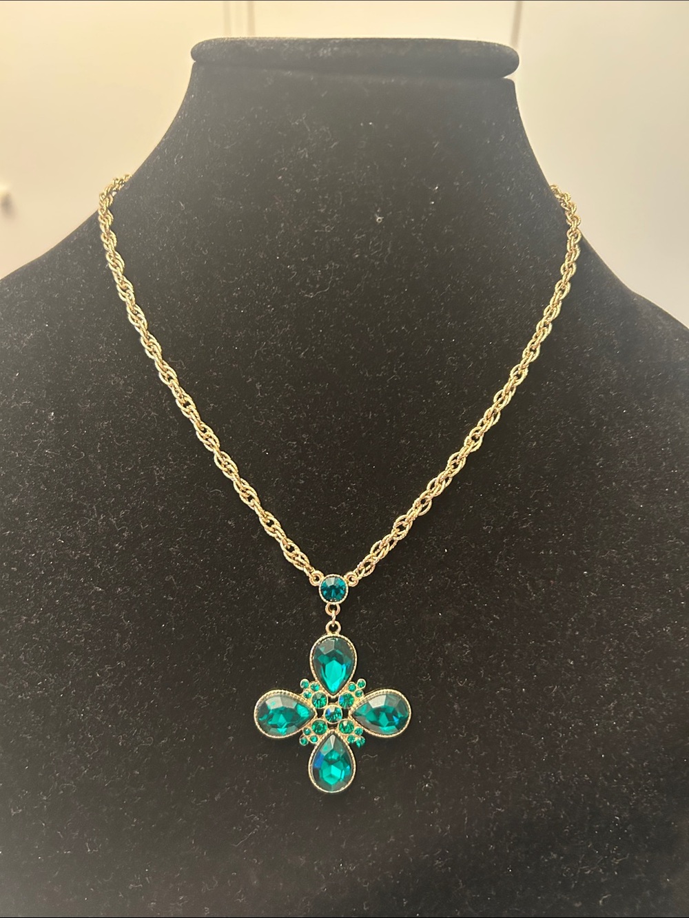 1928 Green Pendant Necklace with Gold Chain